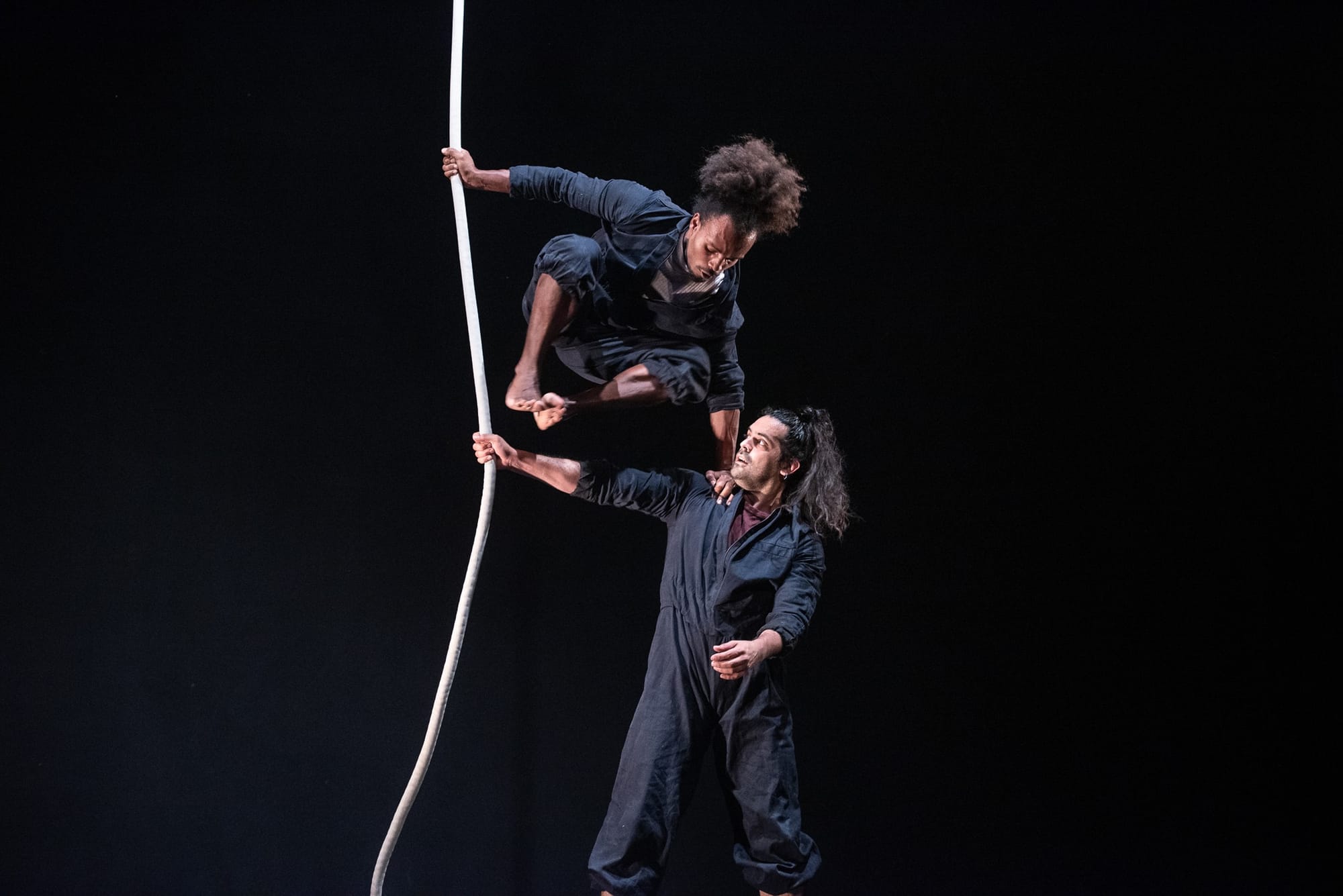 Cia Doisacordes. An aerial rope vocabulary for intimacy